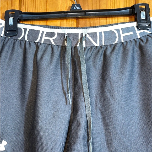 Under Armour gray Loose Fit Shorts Heat gear size small athleisure workout short - Picture 4 of 5